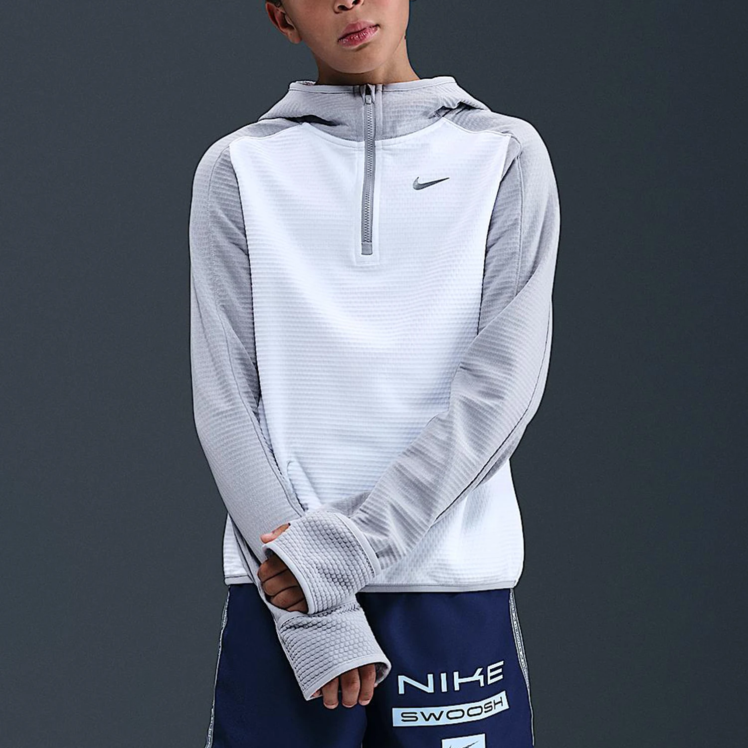 

Оригинальная детская толстовка Nike Therma-FIT с капюшоном и молнией до середины груди HV0197-100