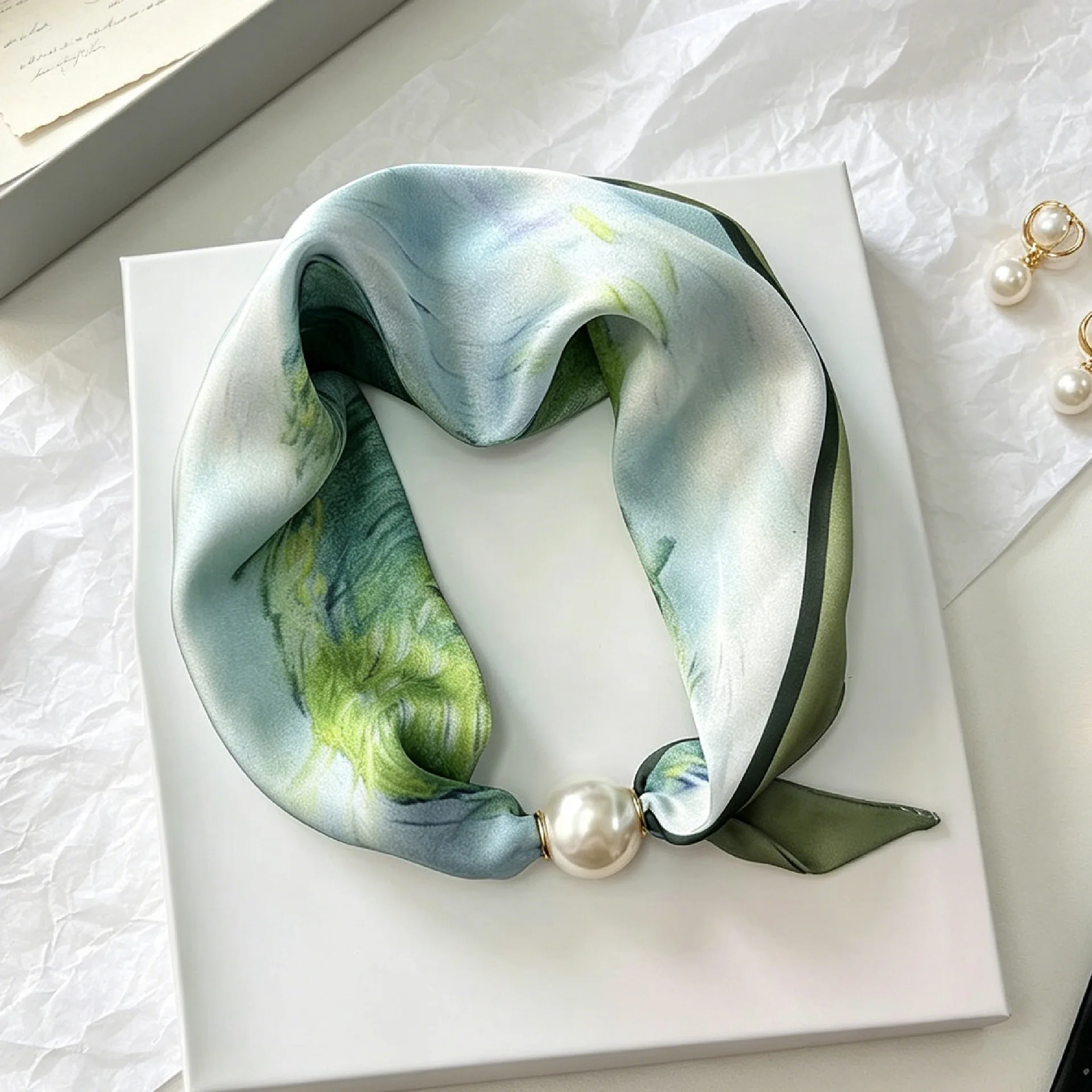 Luxuriöser dünner Sommer-Seidenschal für Damen mit Perlen, magnetischer Schnalle, eleganter Halstuch für Mädchen mit süßem Anhänger und Schlüsselbeinkette – Detail 8