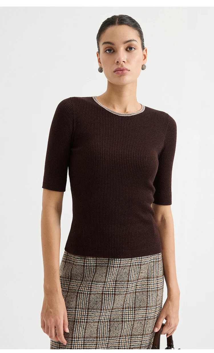 BY3621584 Damen-Pullover mit Rundhalsausschnitt aus Wollmischung, gerippt, kurze Ärmel, Kontrastkragen, Kettenverzierung, Schlüsselloch am Rücken, dezenter Luxus für den Herbst – Detail 8