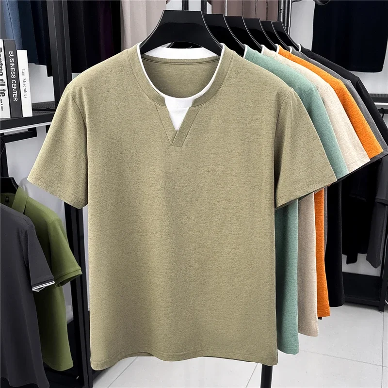 Modisches Herren-T-Shirt mit V-Ausschnitt und Fake-Two-Piece-Detail aus weichem, elastischem Stoff für den täglichen und lässigen Gebrauch.