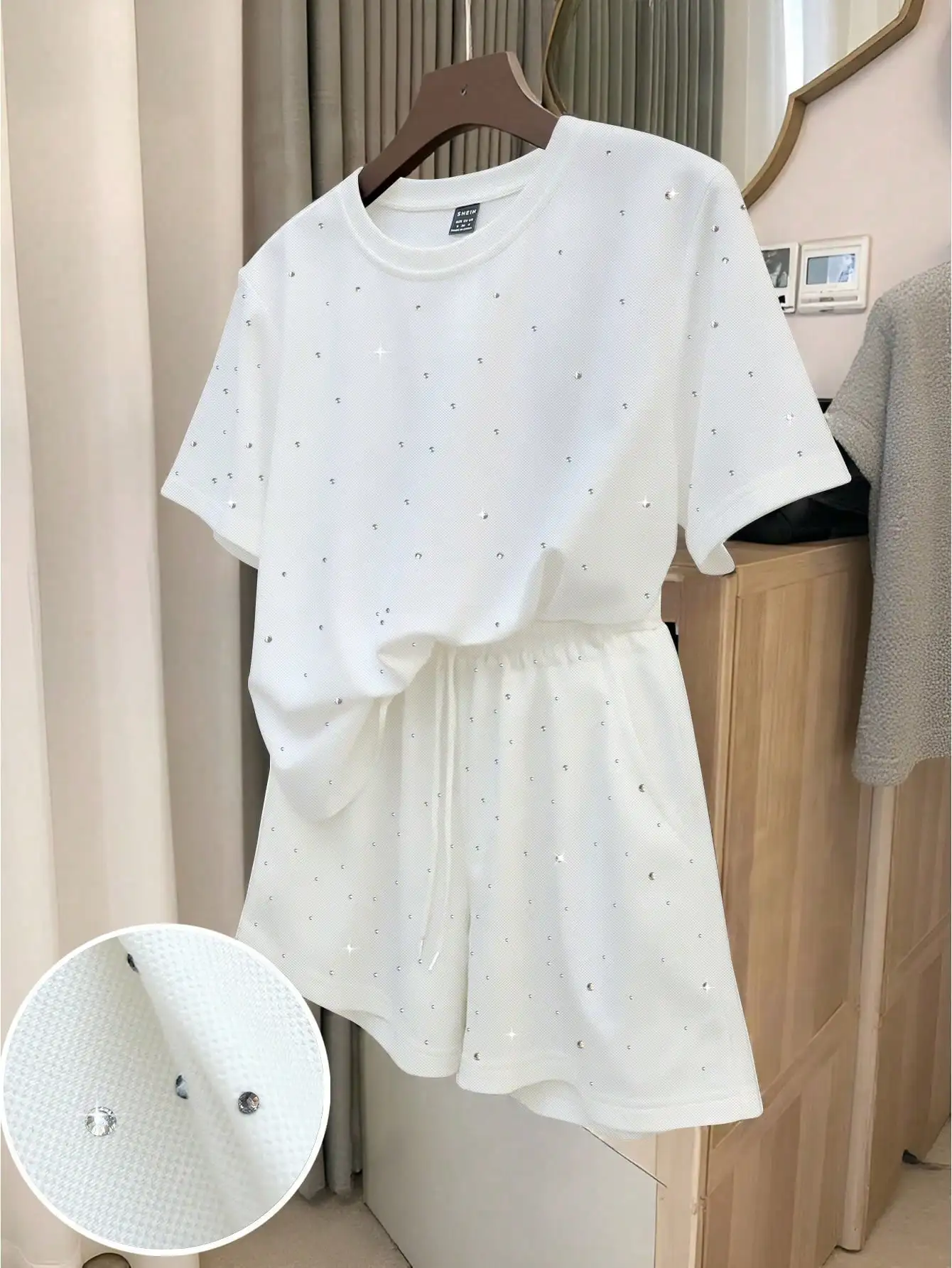 

Женский комплект из футболки с круглым вырезом и короткими рукавами, украшенный стразами, и шорт