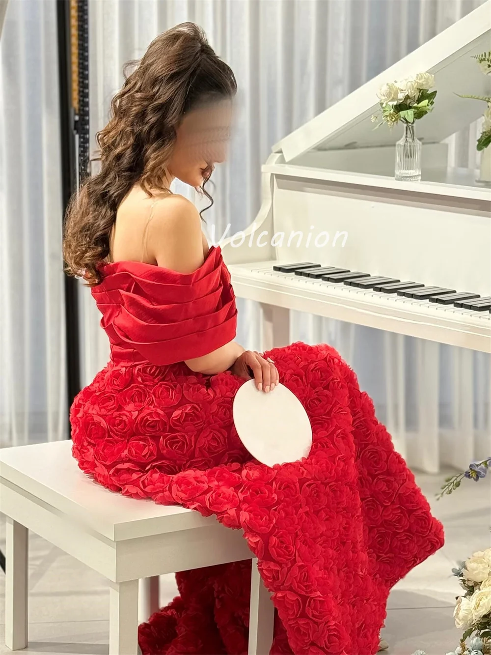 Vestidos largos personalizados, exquisitos, intrincados, Charmeuse, hechos a mano, drapeados con flores, corte en A, hombros descubiertos, vestidos para ocasiones a medida