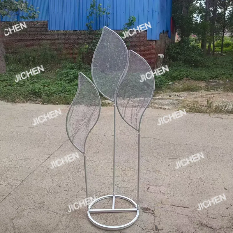 

Декор для свадебных сцен: фон для фотозоны, декоративные листья, оформление окон, элементы из кованого железа