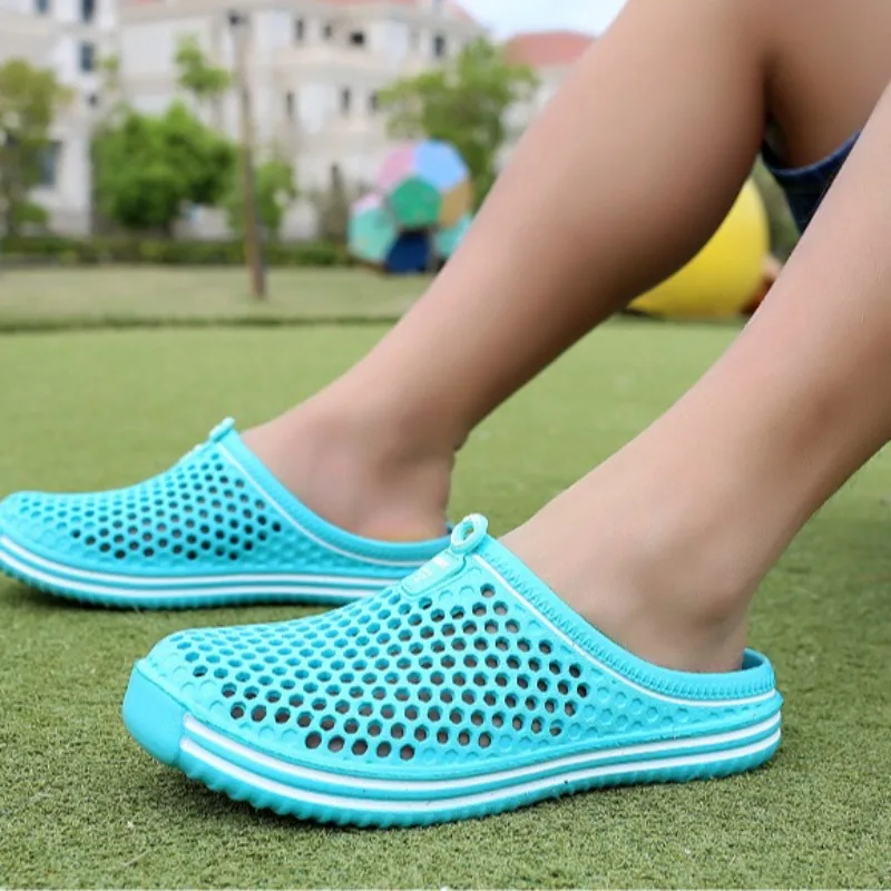 

Men's and Women's Slippers with Perforated Breathable Garden Shoes Summer Couple's Casual Half Slippers Fashion Mesh Slippers슬리퍼