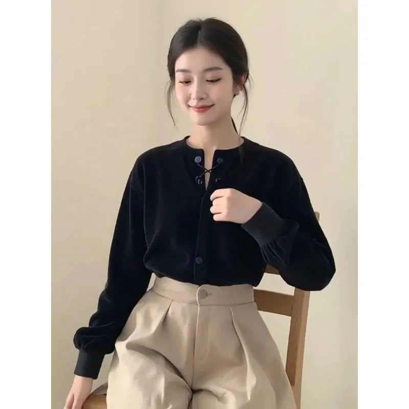 بلوزة مخملية برقبة دائرية سوداء للنساء لخريف 2025 تصميم بسيط غير رسمي أنيق ومزاج على الطراز الوطني #1