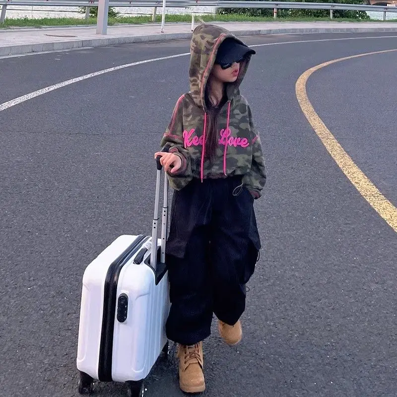 Girls' 2025 New Korean Style Camo Pullover Hoodie - Short Printed Kids' Sweatshirt for Spring/Autumn