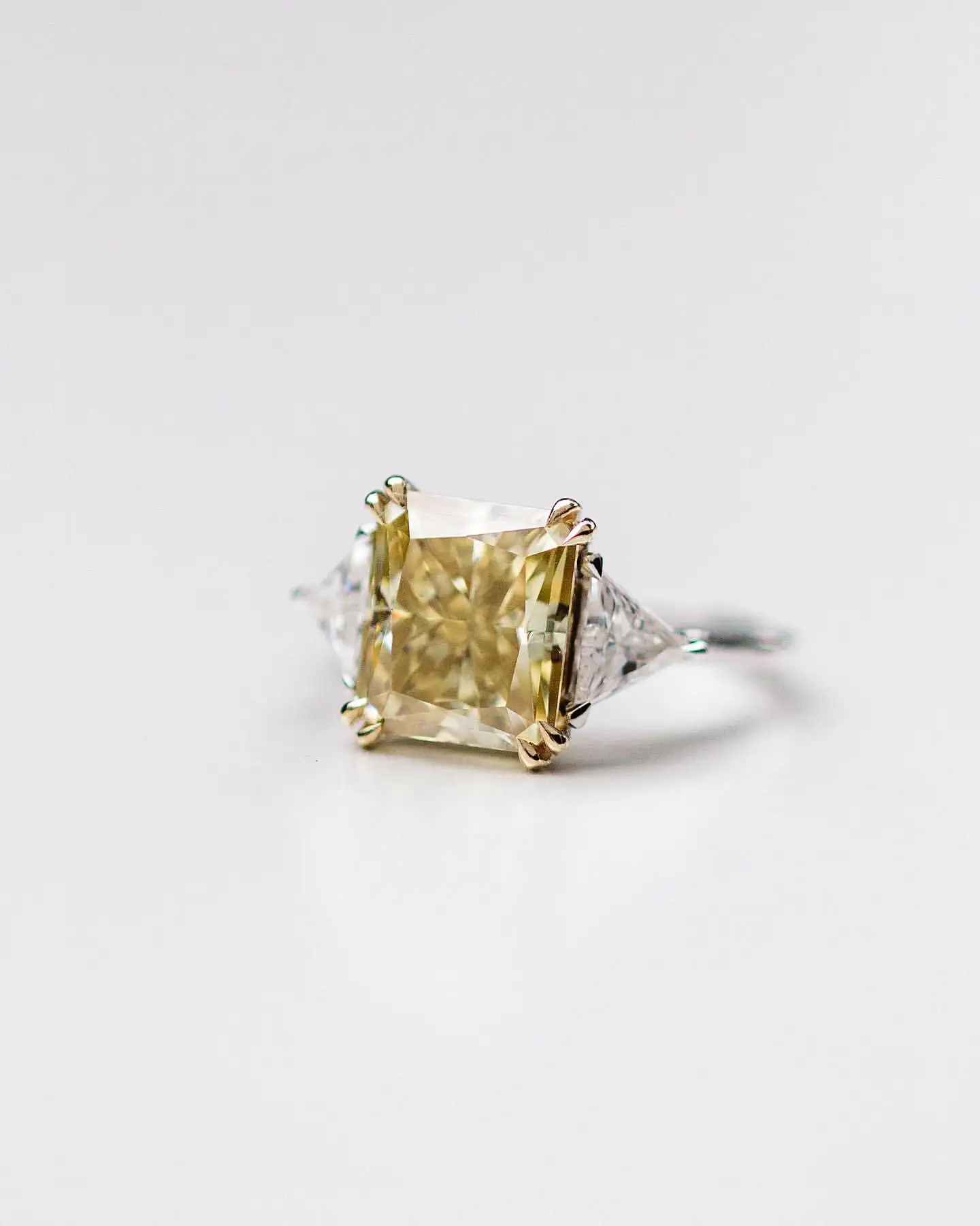 Imagem -03 - Jovovasmile Anel de Moissanite Amarelo Quilates 10.5x9 mm Corte Radiante 18k Triângulo de Ouro Lado-moissanite Garra Dupla Três Anéis de Pedra