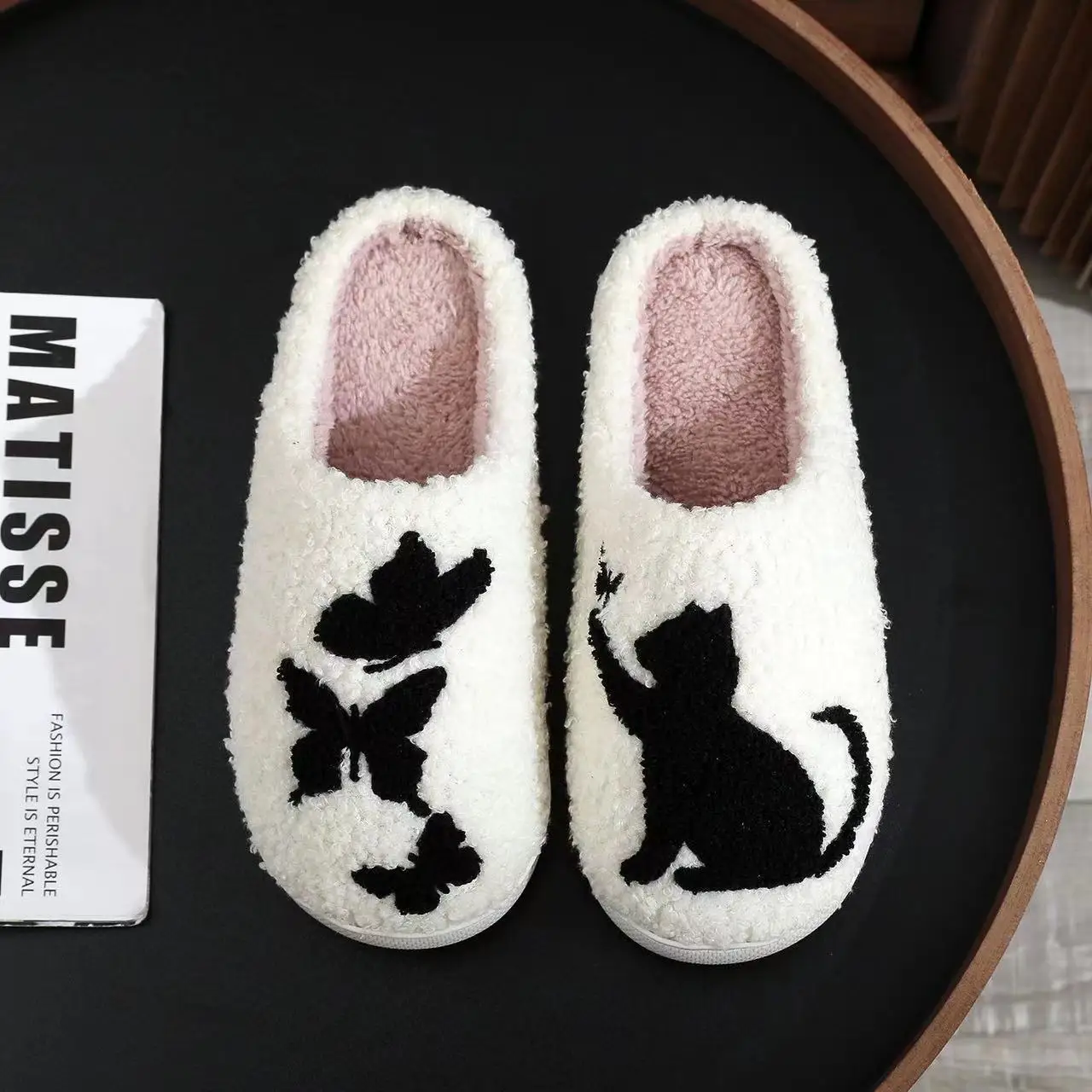 2024 Cute Butterfly and Dog Cotton Slippers Light Weight Couples Indoor Warm Slides Designer Embroidered Shoes for Women men