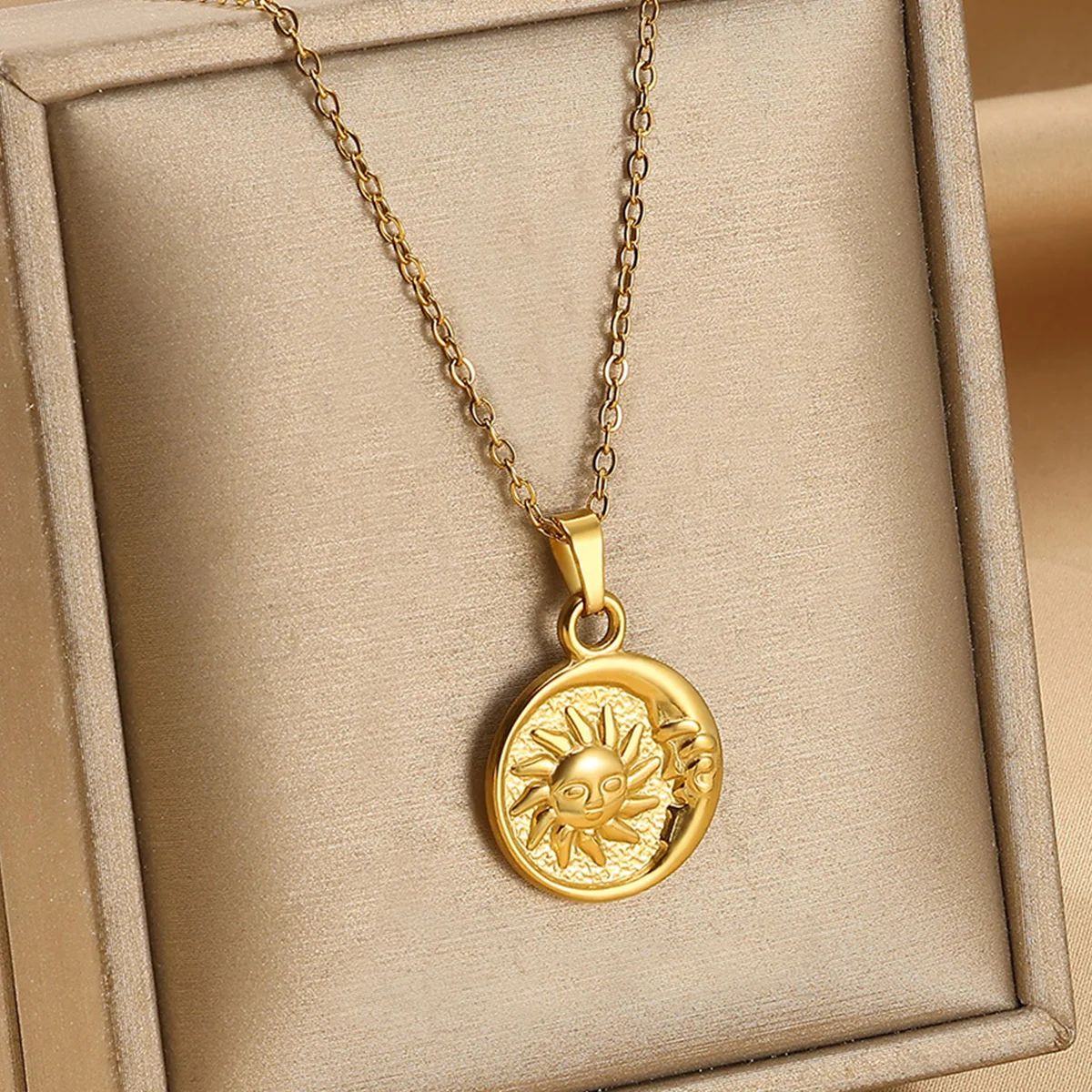 2025, Sonne, Mond, Münze, Anhänger, Halskette für Frauen, niedlich, modisch, goldfarben, Edelstahl, runde Halskette, süßer Schmuck, ihre Geschenke