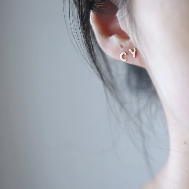 Monkton 100% 925 فضة A-Z رسالة الأولي وأقراط النساء مطلية بالذهب الأبجدية الصغيرة الأذن مربط هدايا عيد الميلاد