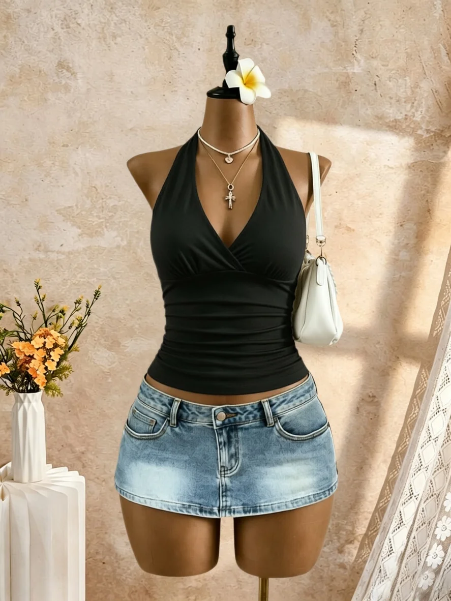 Damen Neckholder-Top mit tiefem V-Ausschnitt, Wickeloptik, seitlich geraffter Taille, ärmellos, kurz geschnitten, einfarbig weiß, schmal geschnitten, für Sommer, Strandurlaub, Freizeit – Detail 1