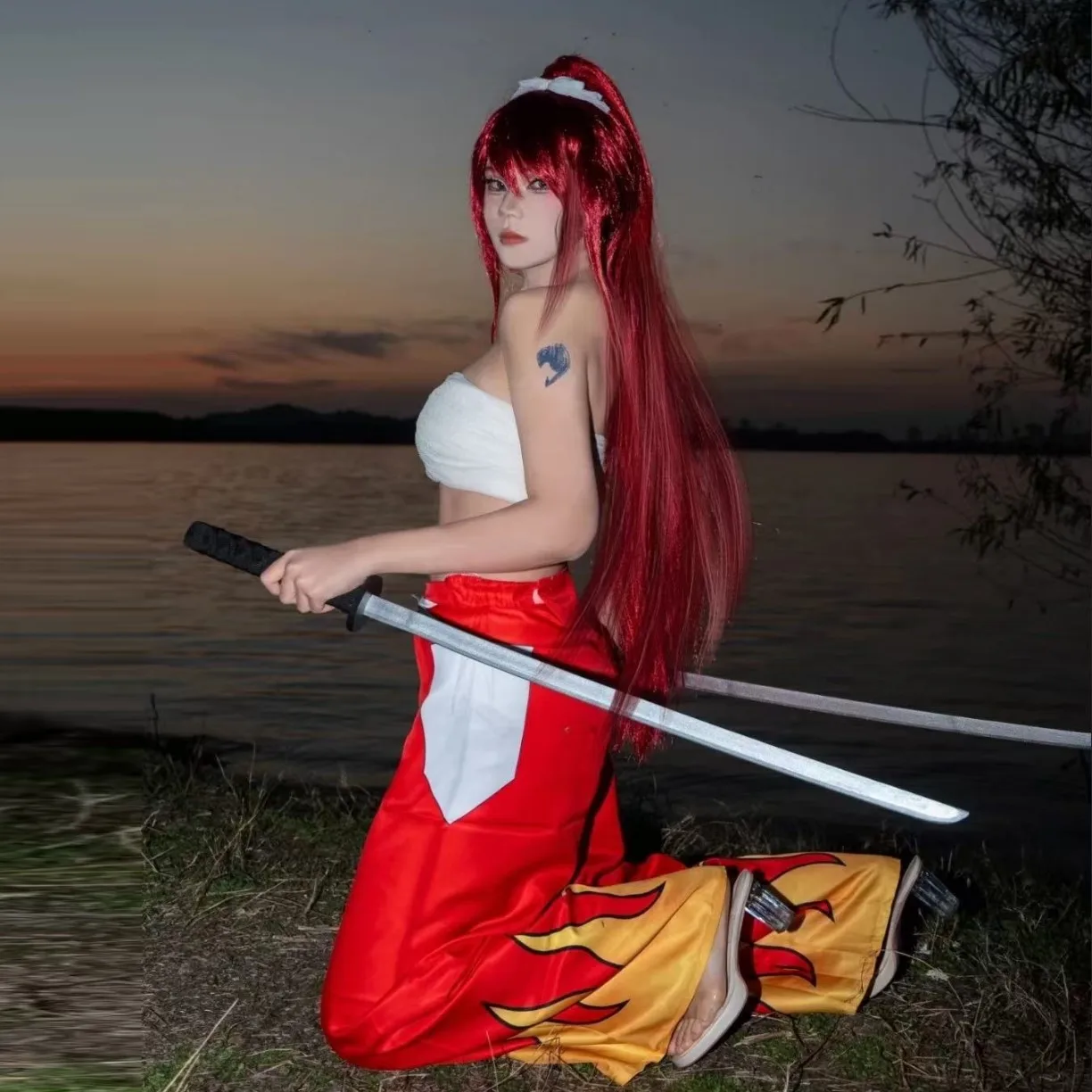 Disfraz de Anime Fairy Tail Erza Scarlet, peluca, tatuaje, pegatina, Tops, pantalones de pierna ancha, traje de Carnaval de Halloween para mujer