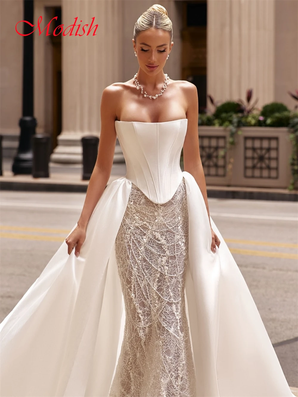 カスタマイズされたソフトホワイトレースのウェディングドレスフォーマルストラップレスノースリーブブライダルガウン夢のようなマーメイドコートトレインベスティドデノビア