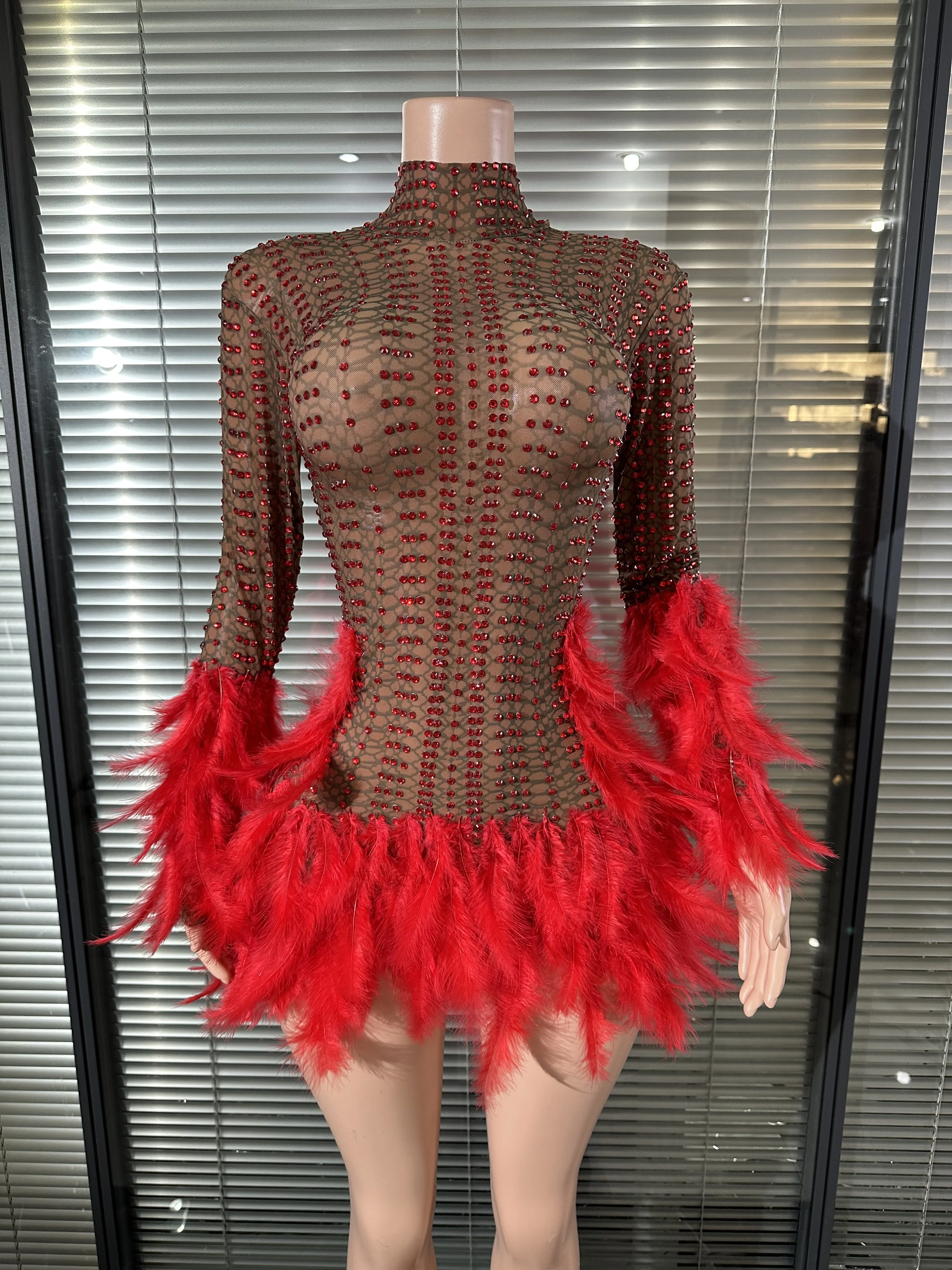 

Красное мини-платье с длинными рукавами и отделкой из перьев, сексуальный костюм для выступлений, для певицы, сцены, ночного клуба, гламурное, для торжественных мероприятий