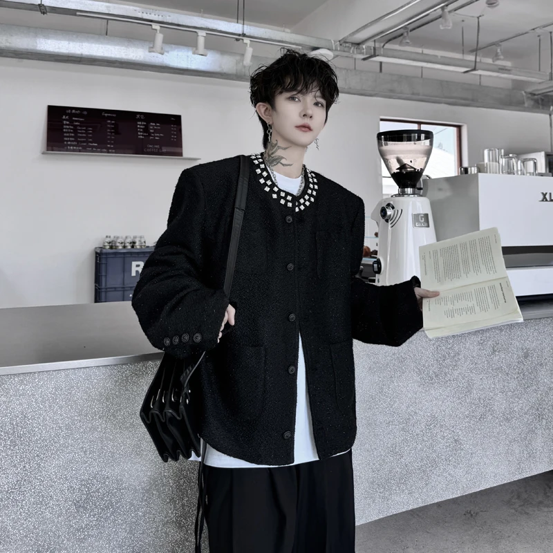 

Осень 2024: Корейское высококачественное пальто-ветровка в стиле вестерн с подплечниками, украшенное стразами ручной работы, в стиле «Маленький аромат»