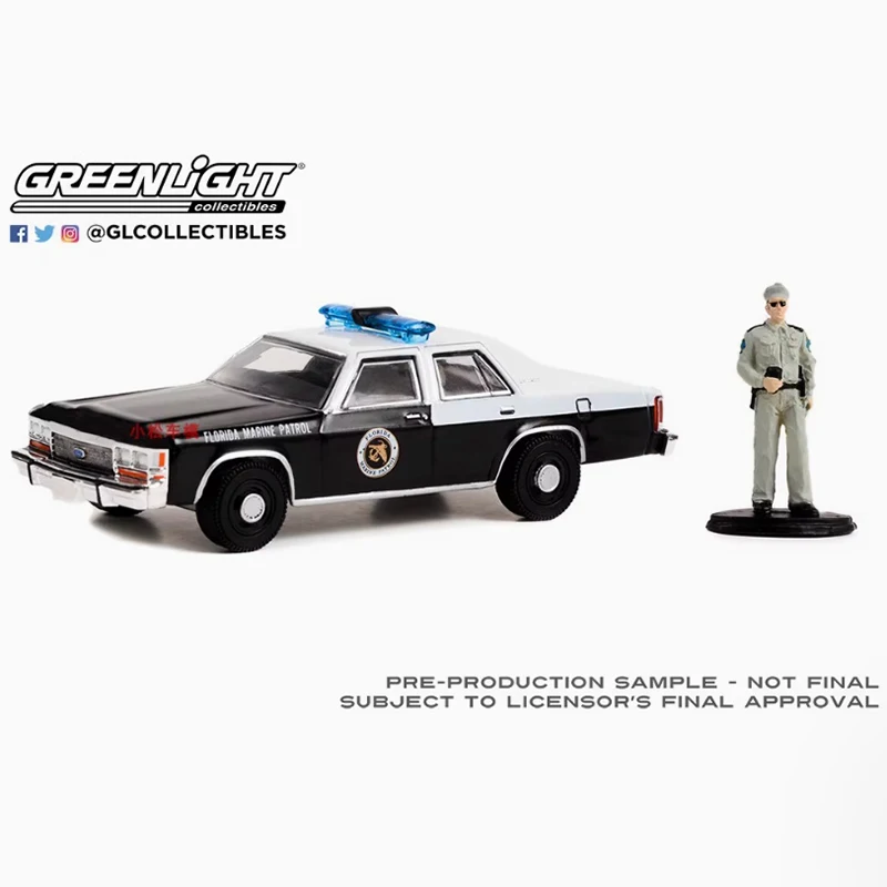 

GreenLight масштаб 1:64 1990 LTD Crown Victoria с куклой из сплава, имитация модели автомобиля, классический сувенир для взрослых, подарок, статический дисплей