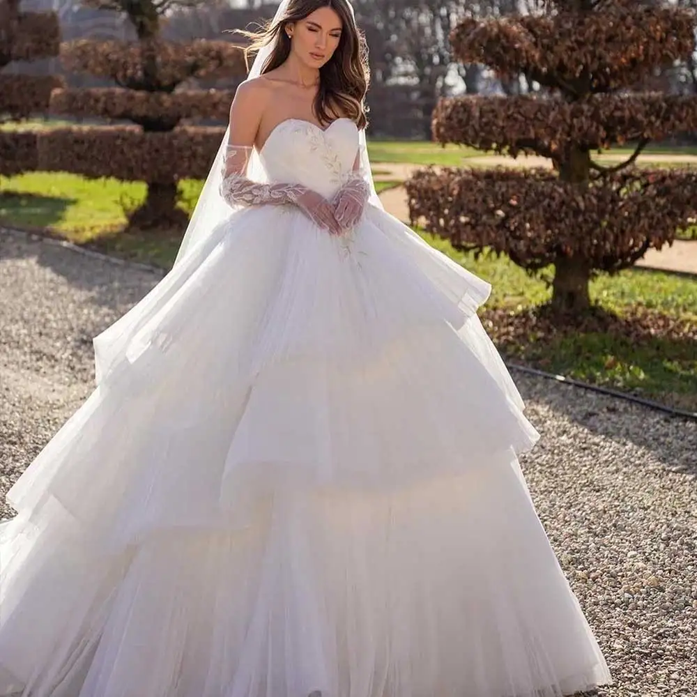 

Gorgeou Sweetheart Princess Wedding Dress Applique Tiered Tulle Ball Gown Backless Beading Sweep Train New Design Bridal Dresses