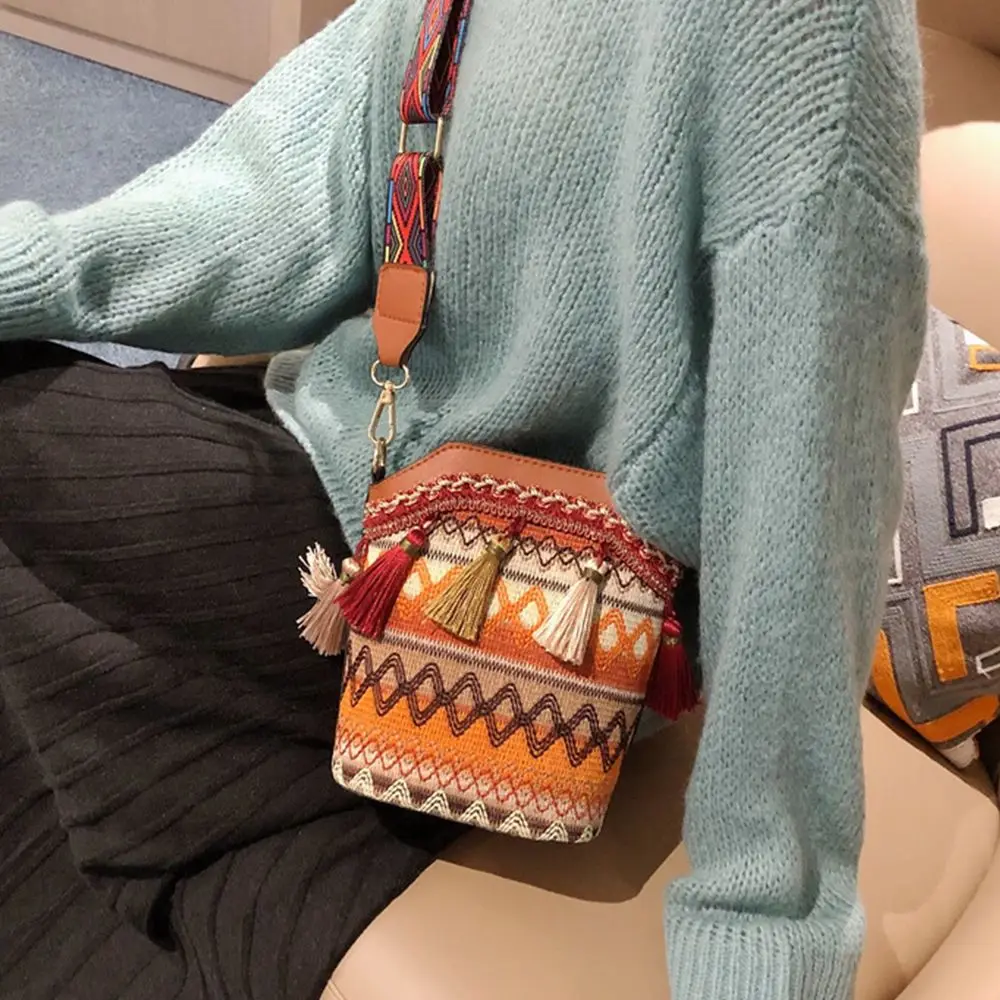

Style Woven Bag Bucket Messenger Bag Crossbody Bags Women Bag Bohemian Shoulder Bag Large Capacity Bag Fringe Shoulder Bag