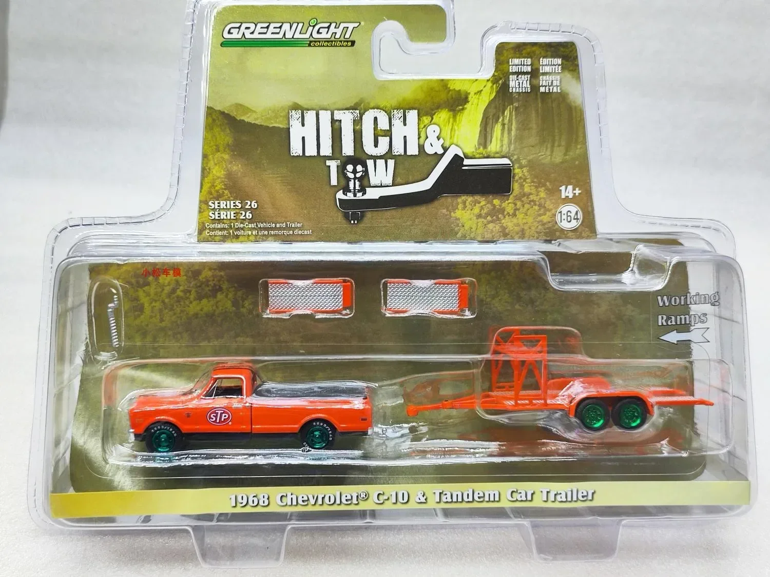 1:64 1968 Chevrolet C-10 STP with bed cover&STP series car trailer green machine Collection of car models