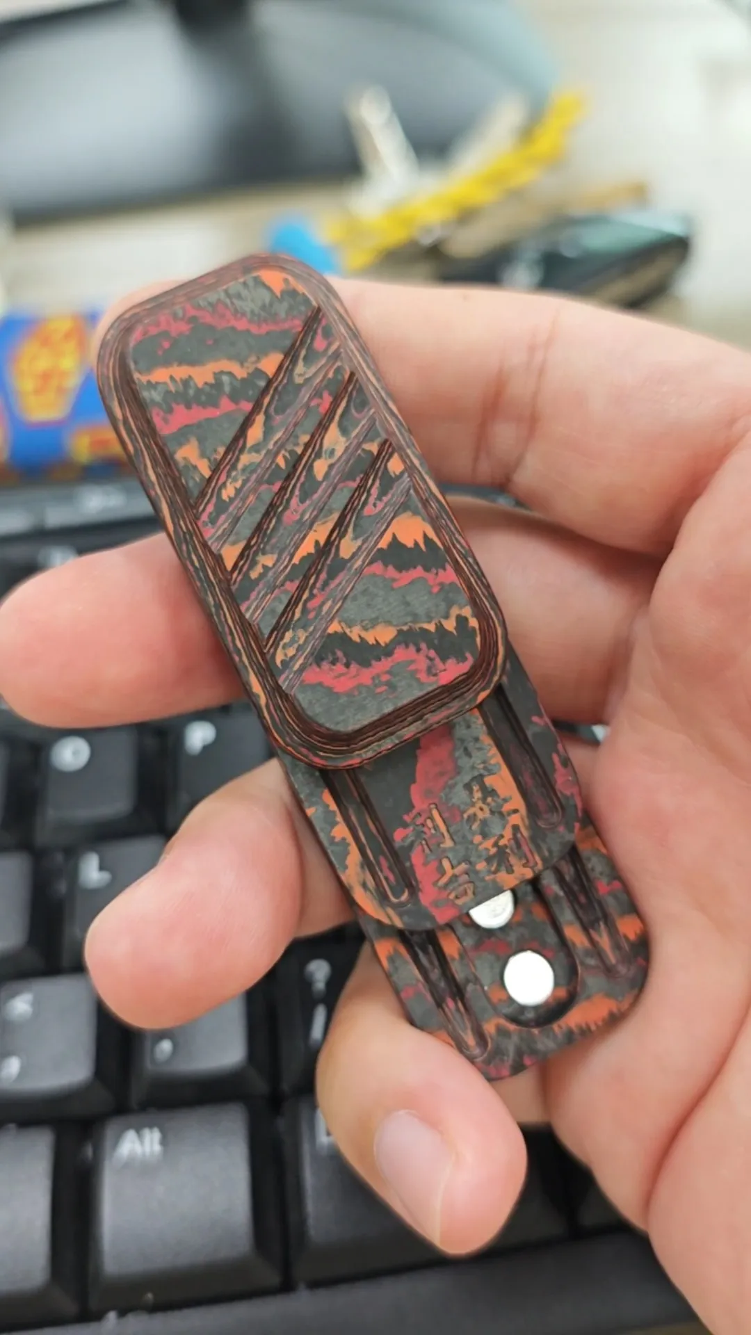Used KAIS EDC Lee is a sugar, red flame carbon horse decompression toy