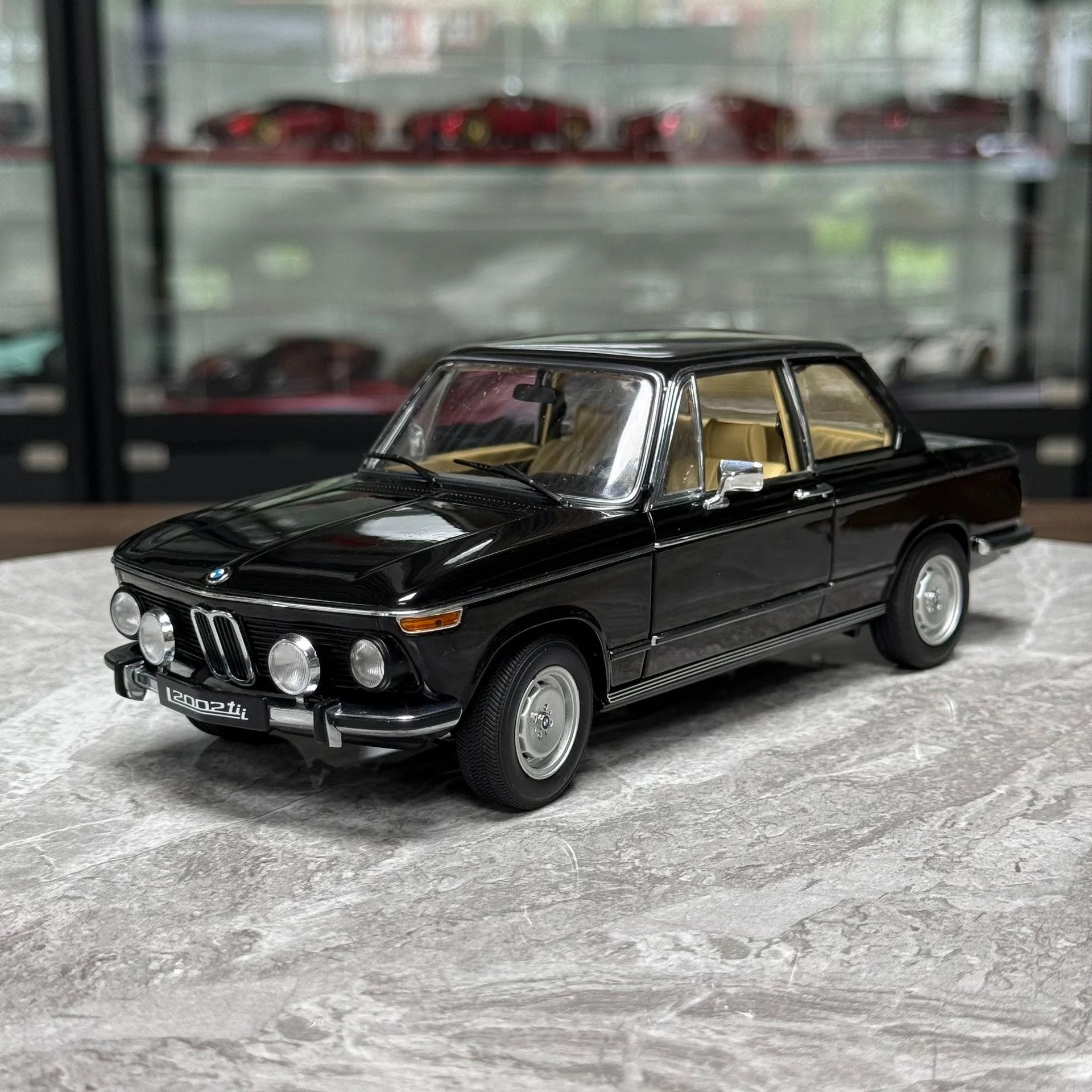 Autoart 1:18 2002 L Black Simulation Limited Edition All Open Alloy Metal Static Car Model Toy Gift