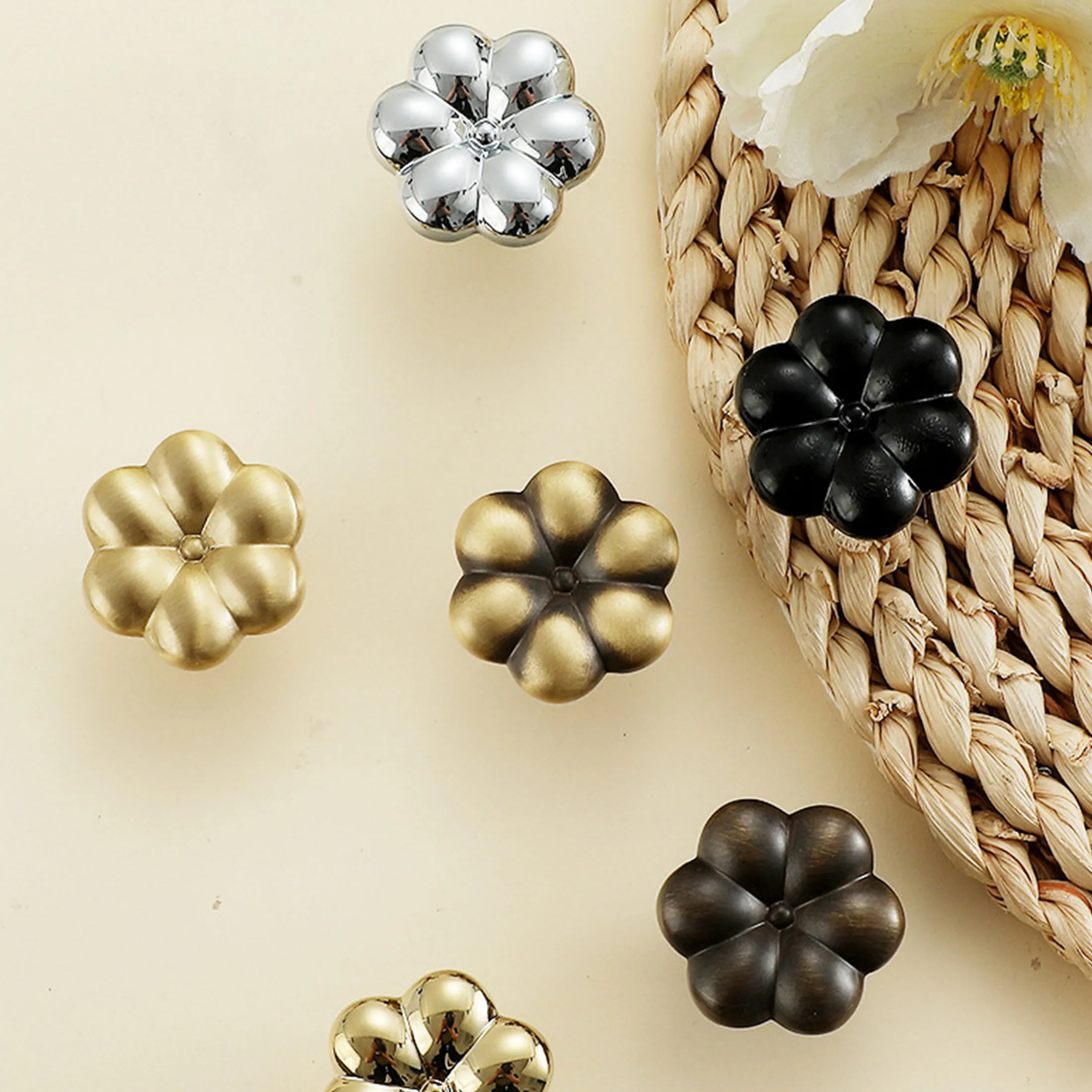 Creative Flower Handles for Cabinet and Drawer Single Hole Bright Chrome Brass Dresser Knobs Home Decor Furniture Hardware