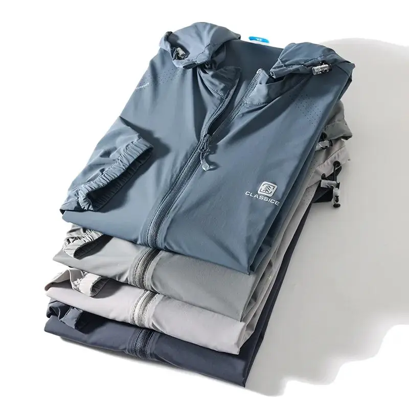 سترة Qui-Drng خفيفة الوزن وقابلة للتنفس للرجال في الهواء الطلق مع قبعة قابلة للفصل للسفر في الصيف ملابس للحماية من الشمس