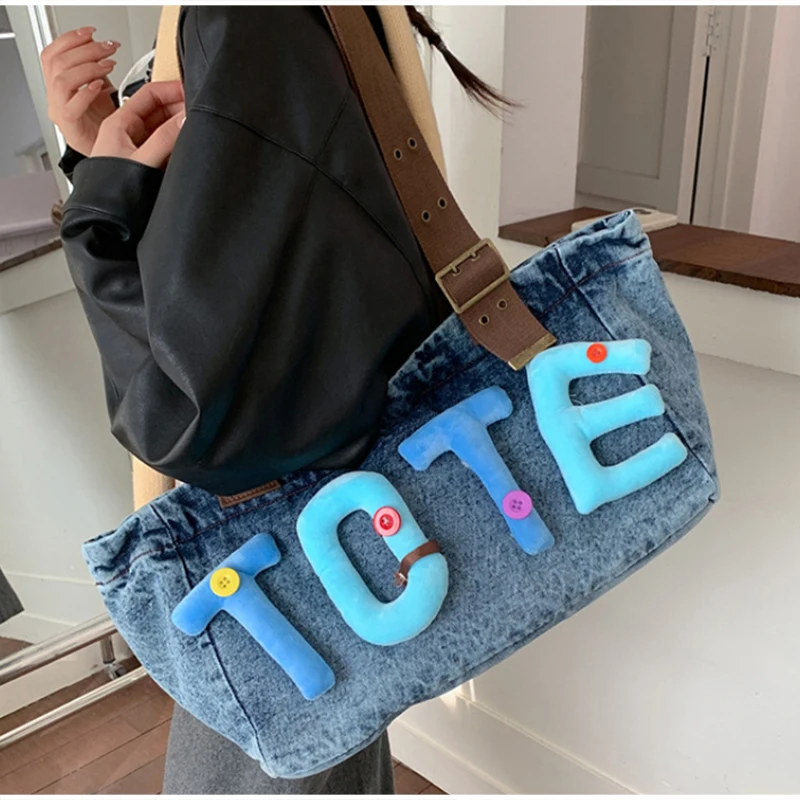 Gewaschene Denim Vintage Schultertasche, Große Kapazität Y2k Mädchen Flauschige Buchstaben Farbige Knöpfe Tragetasche, Hobo Pendler Canvas Handtasche – Detail 9