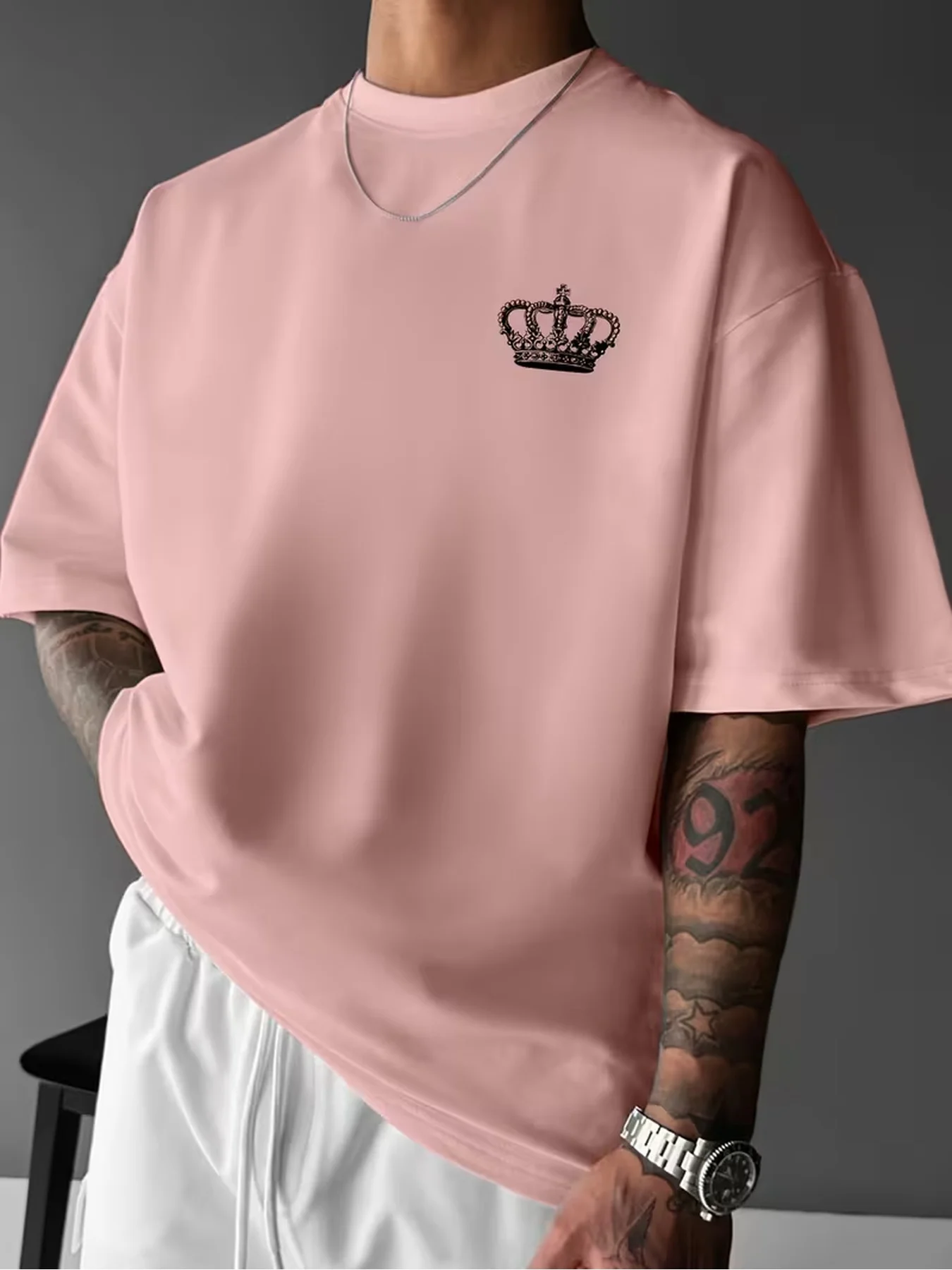 Urbanes Streetwear-T-Shirt mit Kräftigem Flügel- und Kronenmotiv und Inspirierendem Vertikalem Zitat, 100% Baumwolle, Herren-T-Shirt für Sommerliche Tagesausflüge – Detail 5