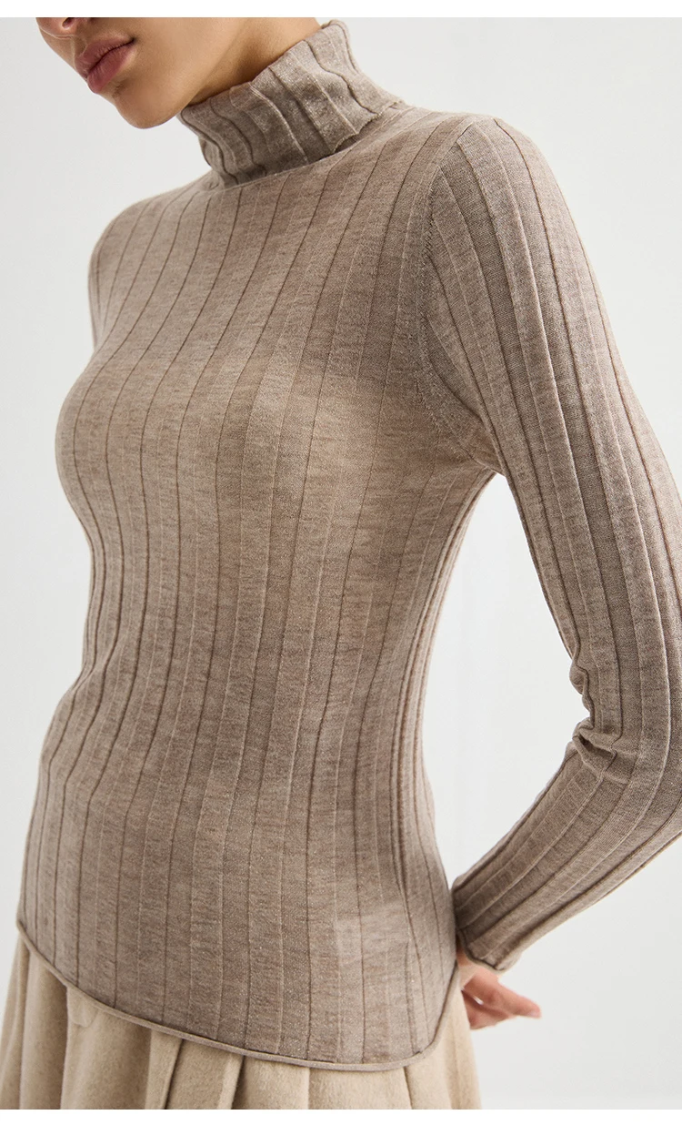 BD3621695 Damen Rollkragenpullover aus Lurex-Wollmischung mit breiten Rippen, langen Ärmeln und Wellensaum, dezenter Luxus für den frühen Herbst. – Detail 9