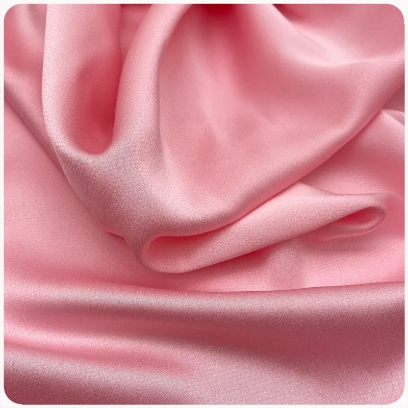 

Ткань пузырькового цвета дин мягкая с плиссированным атласом с мелкими частицами. Используется для рубашек, топов с бретельками.