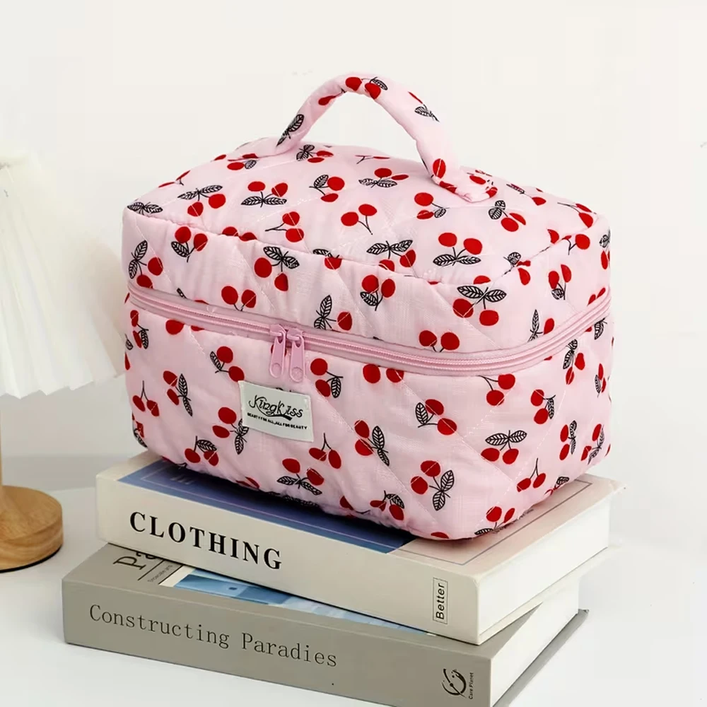 Make-up-Tasche mit rosa Hintergrund und roten Kirschmotiven – mit ausziehbarem Reißverschluss, große Kapazität, ideal für Reisen, exklusiv für Damen, weißes Innenfutter aus Polyester, niedlich und tragbar, geeignet für Studenten, Krankenschwestern, Büroangestellte und andere Personengruppen, lässige Make-up-Tasche mit Kirschmotiv. – Detail 1
