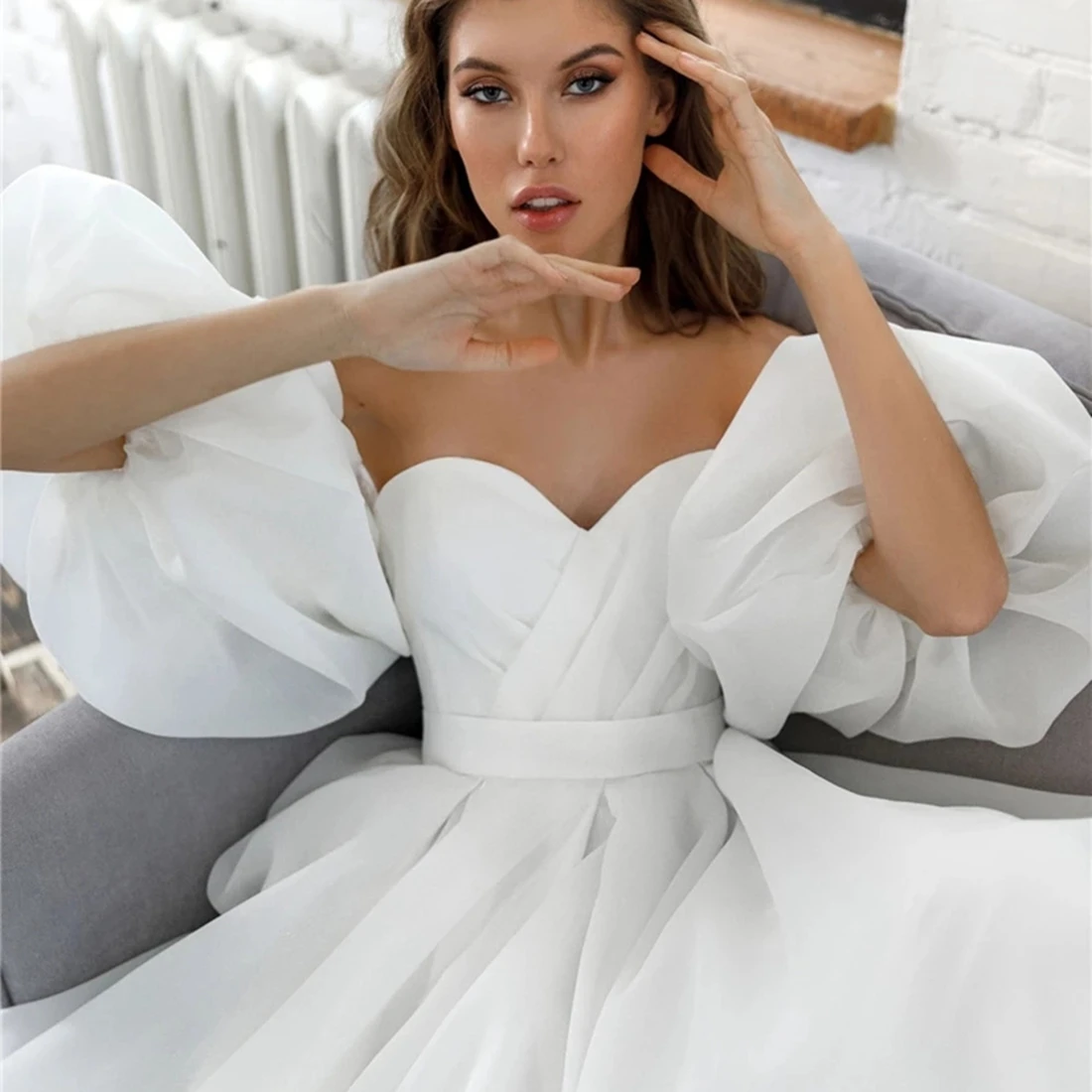 New Arrival Bubble Sleeves Wedding Dress with Sweetheart Neckline and Organza Floor-Length Skirt