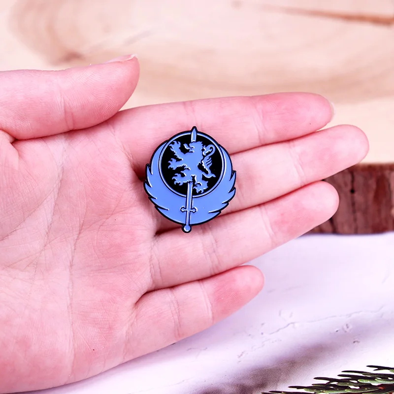 دبوس مينا كبرياء ليون ، شارة شعار لعبة floout ، مجوهرات ألعاب آر بي جي ، هدية Geek Nerdy #5