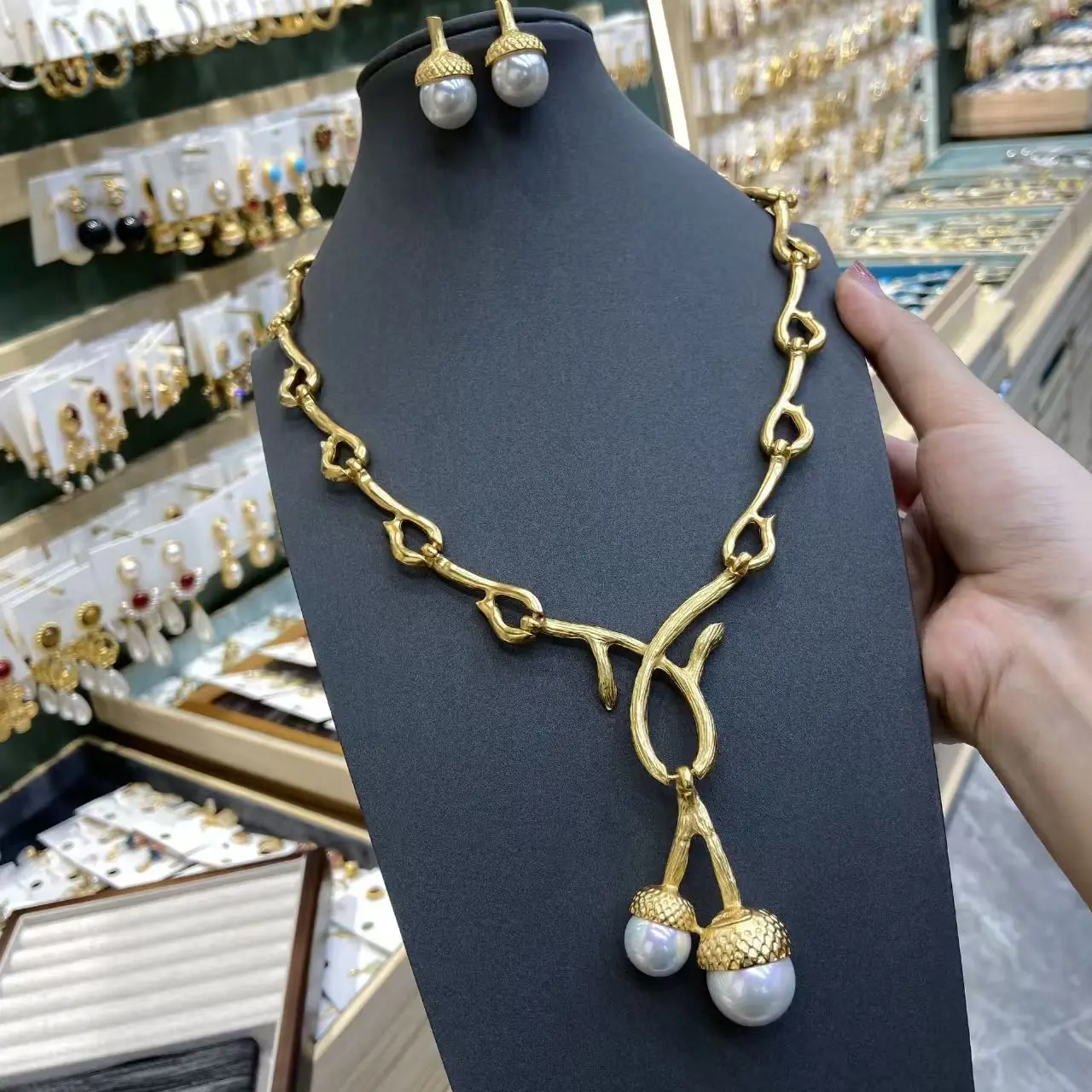 

New Unique Fashion Gold Plating Necklace Earrings Plated Real Gold Light Luxury Design Pinecone Pearl Pendant Woman Jewelry Set