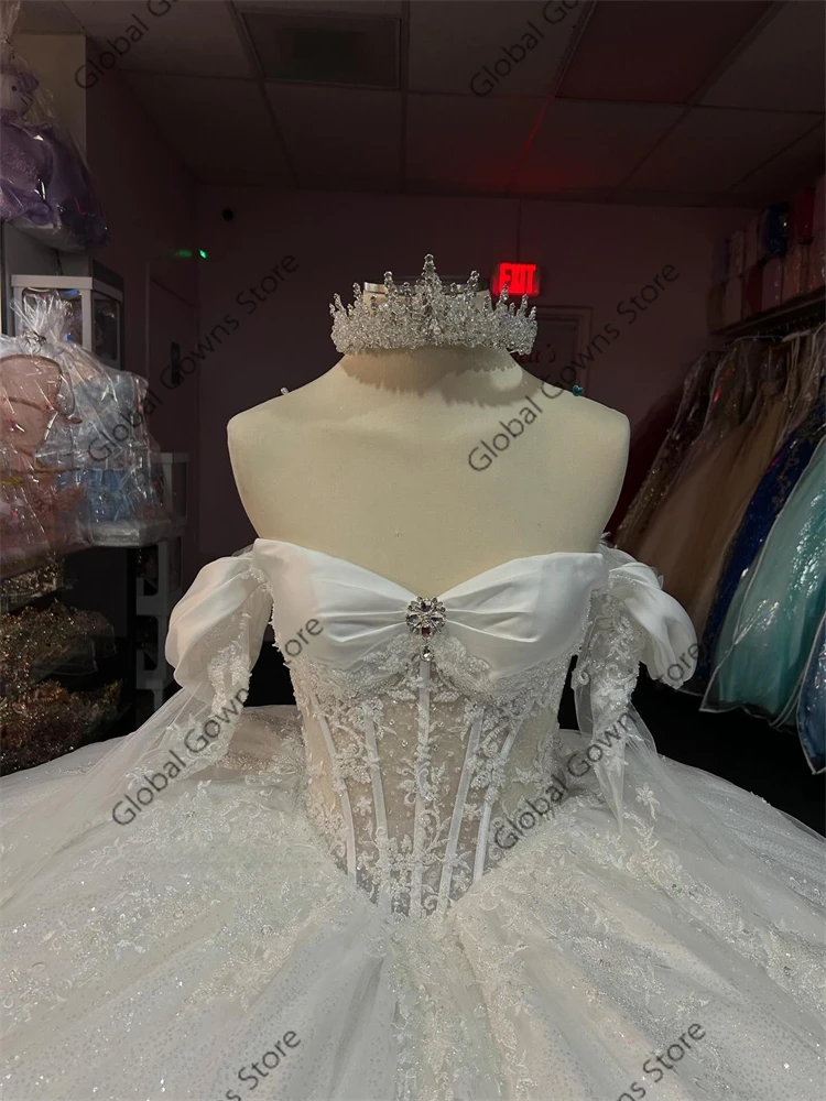 فساتين Quinceanera بيضاء لامعة قبالة الكتف زين الدانتيل الديكور كريستال تول حفلة عيد ميلاد الحلو 16 فستان سترة