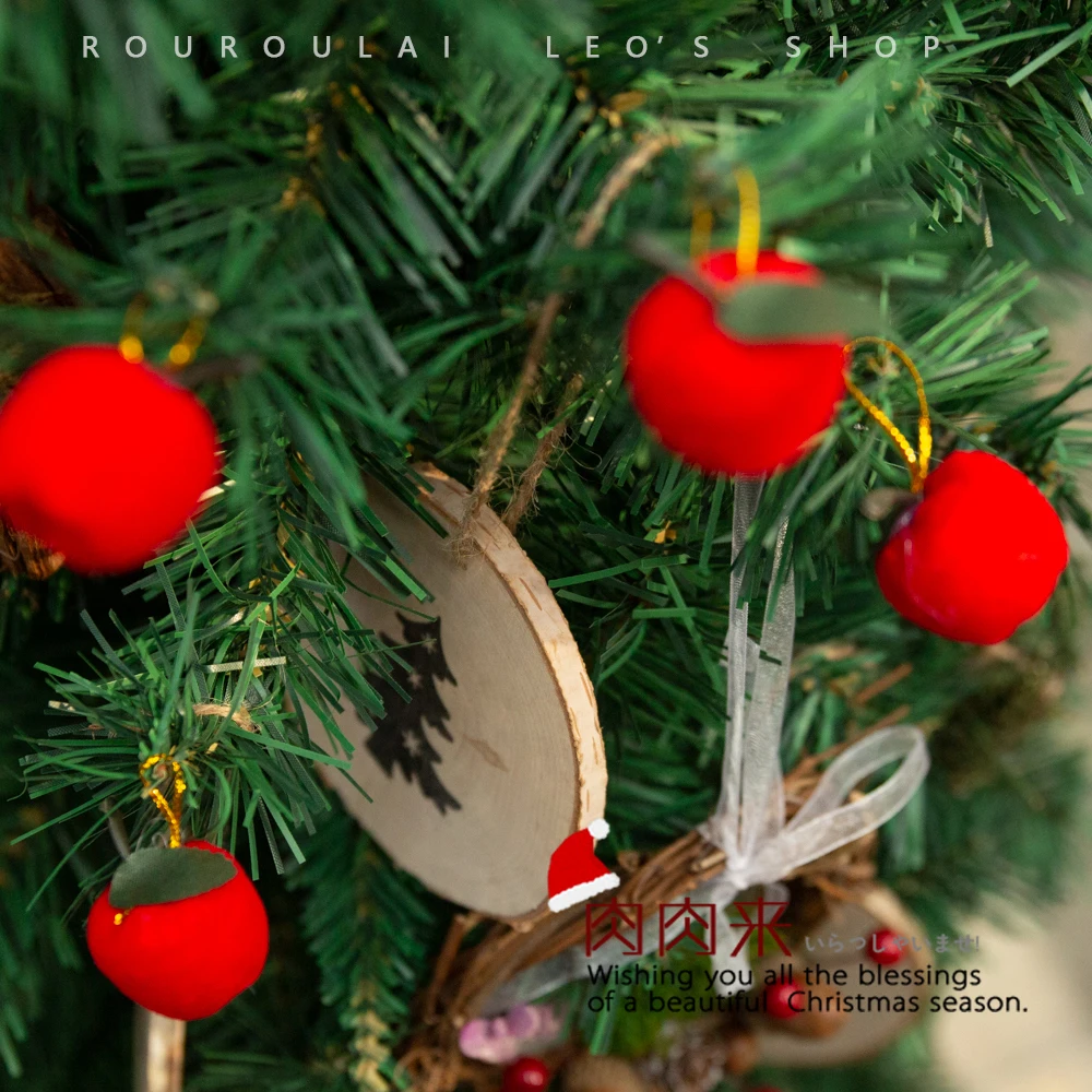 زينة عيد الميلاد مع التفاح والإكسسوارات الصغيرة