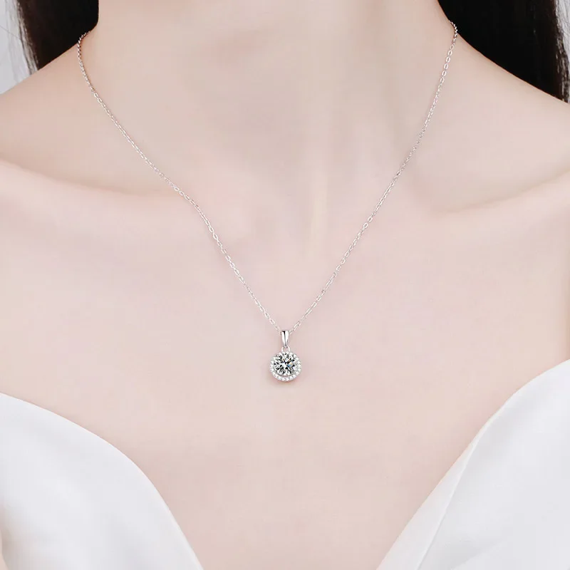 

Изысканный дизайн, супер блестящие круглые драгоценные камни Halo, 1CT, кулон с муассанитом, подарок, роскошные платиновые ожерелья PT950 для женщин