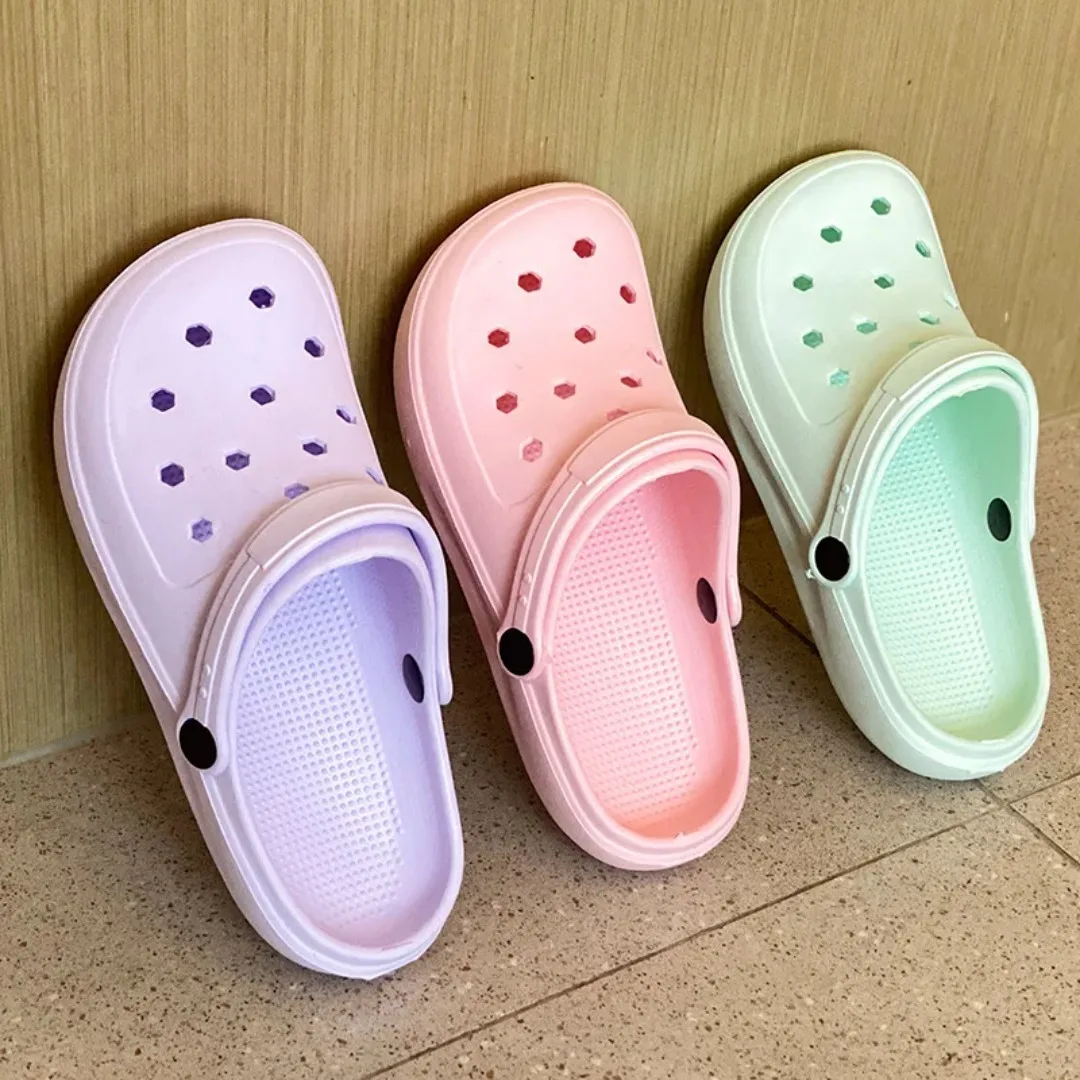 2023 sommer Frauen Hausschuhe Klassische Weibliche Clogs Pflege Sandalen Nicht-Slip Hause Rutschen Weiche EVA Garten Schuhe Strand Rutschen