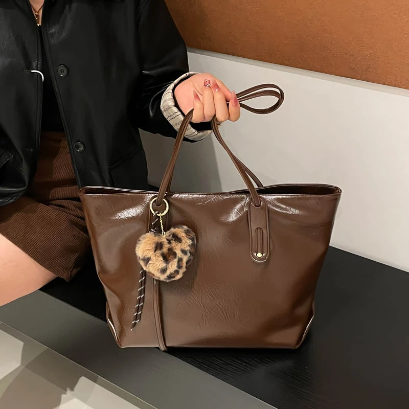 

Elegant commuting tote bag with large capacity. Women's bag for 2025 autumn-winter season. Retro texture, simple and trendy sing