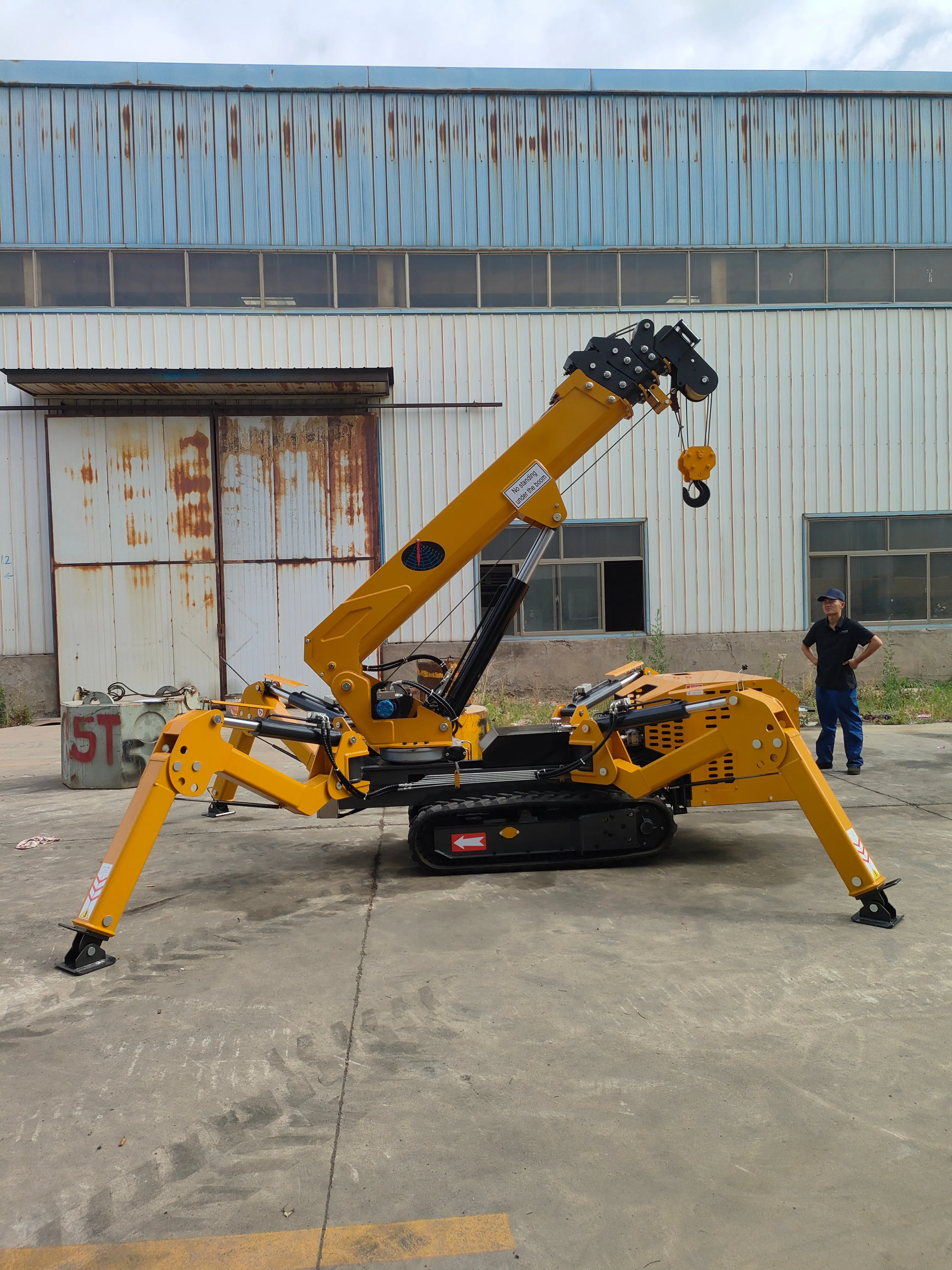Compact Spider Crane 2.5 Ton Crawler Type Crane Highly Maneuverable Lifting Machine for Narrow Corridors