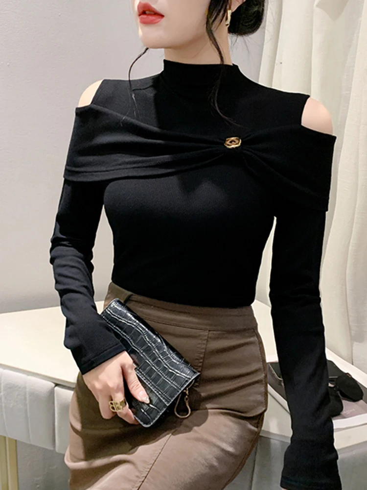 Elegancki, długi, dopasowany T-shirt damski z wysokim kołnierzem, odkryte ramiona, idealny na zimę.