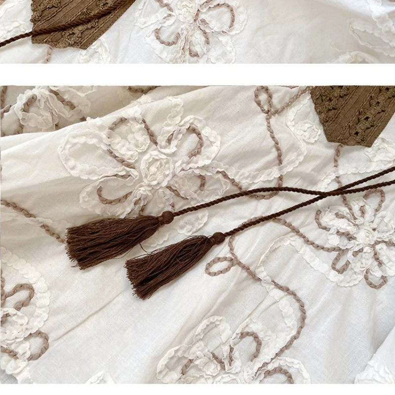 Vintage-Bluse aus Baumwolle mit Blumenstickerei, Kontrastkragen und Boho-Details, 2025, Herbst-Damen-Französischer Stil, elegantes Spitzenhemd