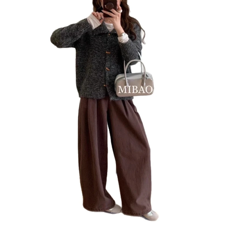 Cardigan lavorato a maglia con bottoni in corno retrò dall'atmosfera delicata Giacca maglione casual morbida e cerosa autunno/inverno 2025 da donna