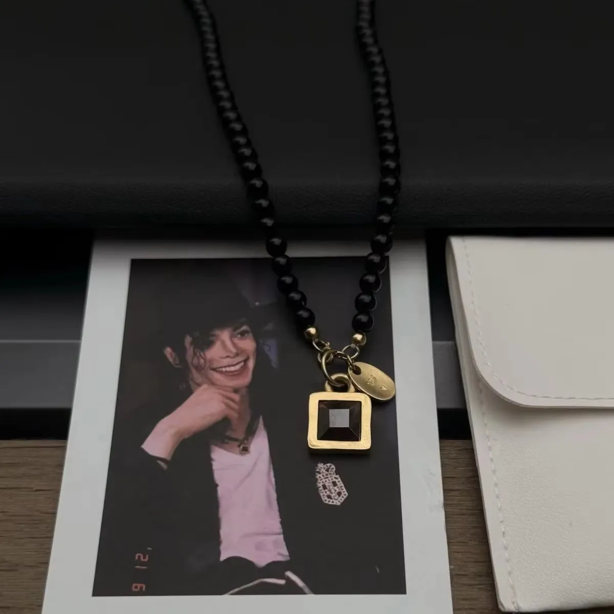 Künstler Sänger Michael Jackson Halskette Rock 'n' Roll Ewiger Klassiker MJ Anhänger Trendiger Charm Punk Schmuck Geschenk für Männer und Frauen – Detail 2