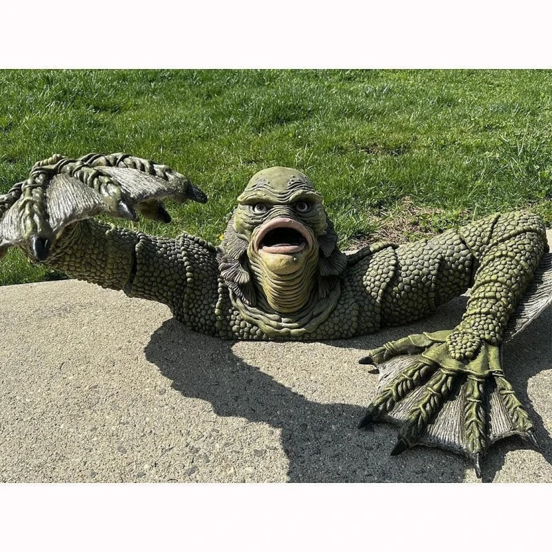 Creature From The Black Lagoon Grave Figure Model Cosplay Lizard Man Monster Room Outdoors Decoration Halloween Holiday Props