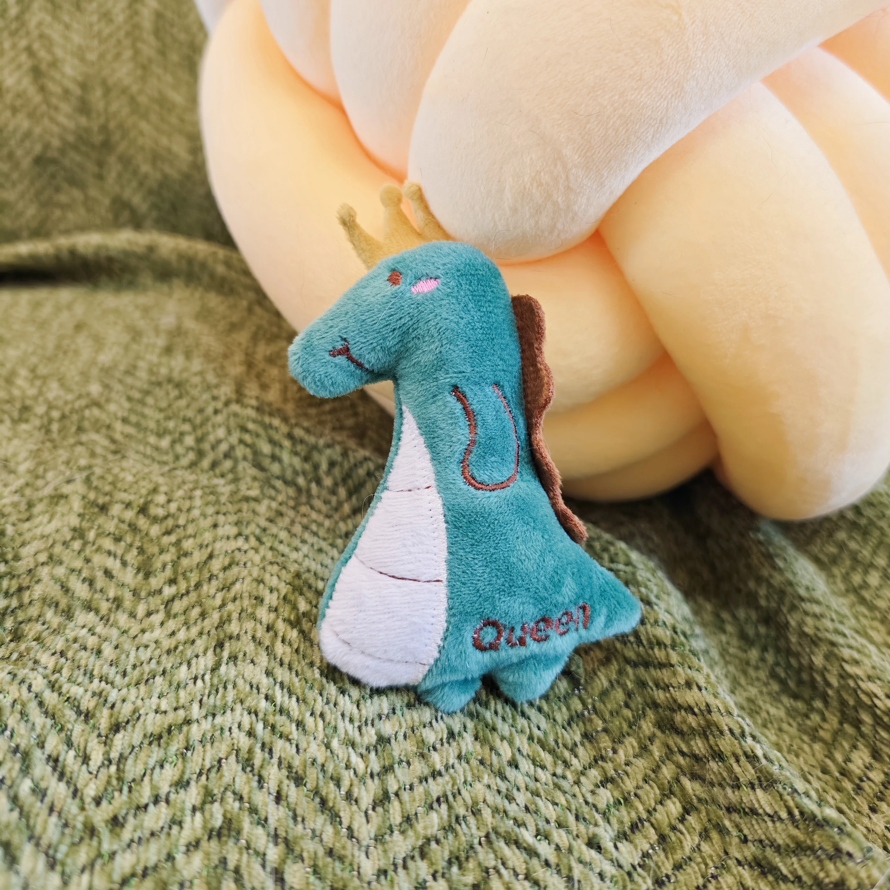 

Cat Dog Chew Toys Pets Stress Relief Cleaning Teeth Catnip Pet Accessories Hot Sale Dinosaur Dolls for Puppies and Cats