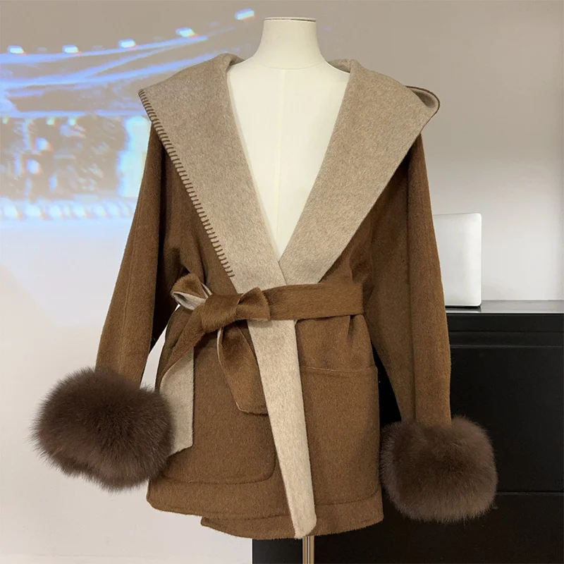 เสื้อโค้ทผู้หญิงฤดูใบไม้ร่วงฤดูหนาวปี 2025 ผ้าแคชเมียร์ผสมขนสัตว์แท้ แต่งปลายแขนด้วยขนจิ้งจอกธรรมชาติ พร้อมเข็มขัด ทรงเข้ารูป เสื้อคลุมสำหรับผู้หญิง