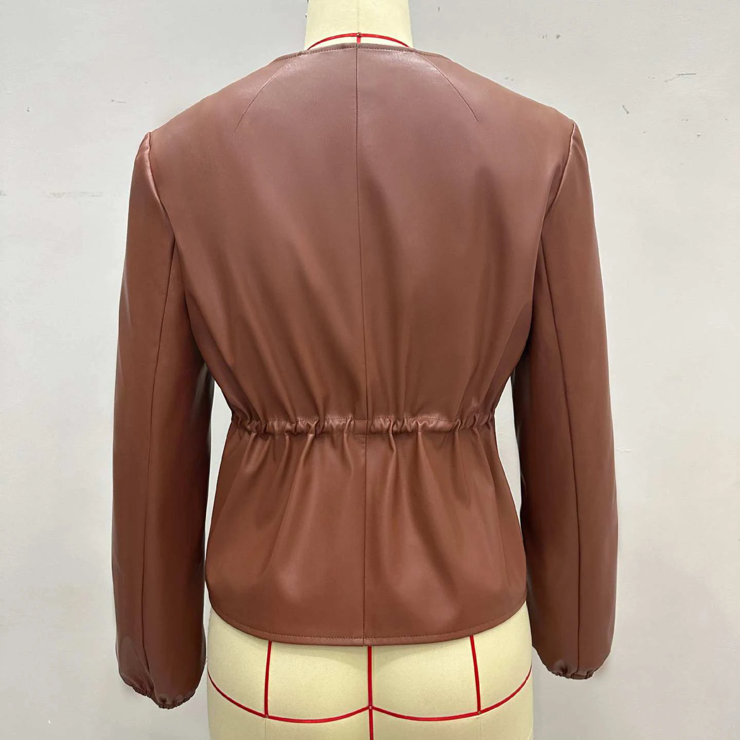 Jaqueta de couro marrom com gola redonda, moda europeia americana, cordão de cintura, design plissado, versátil, manga comprida, casaco curto