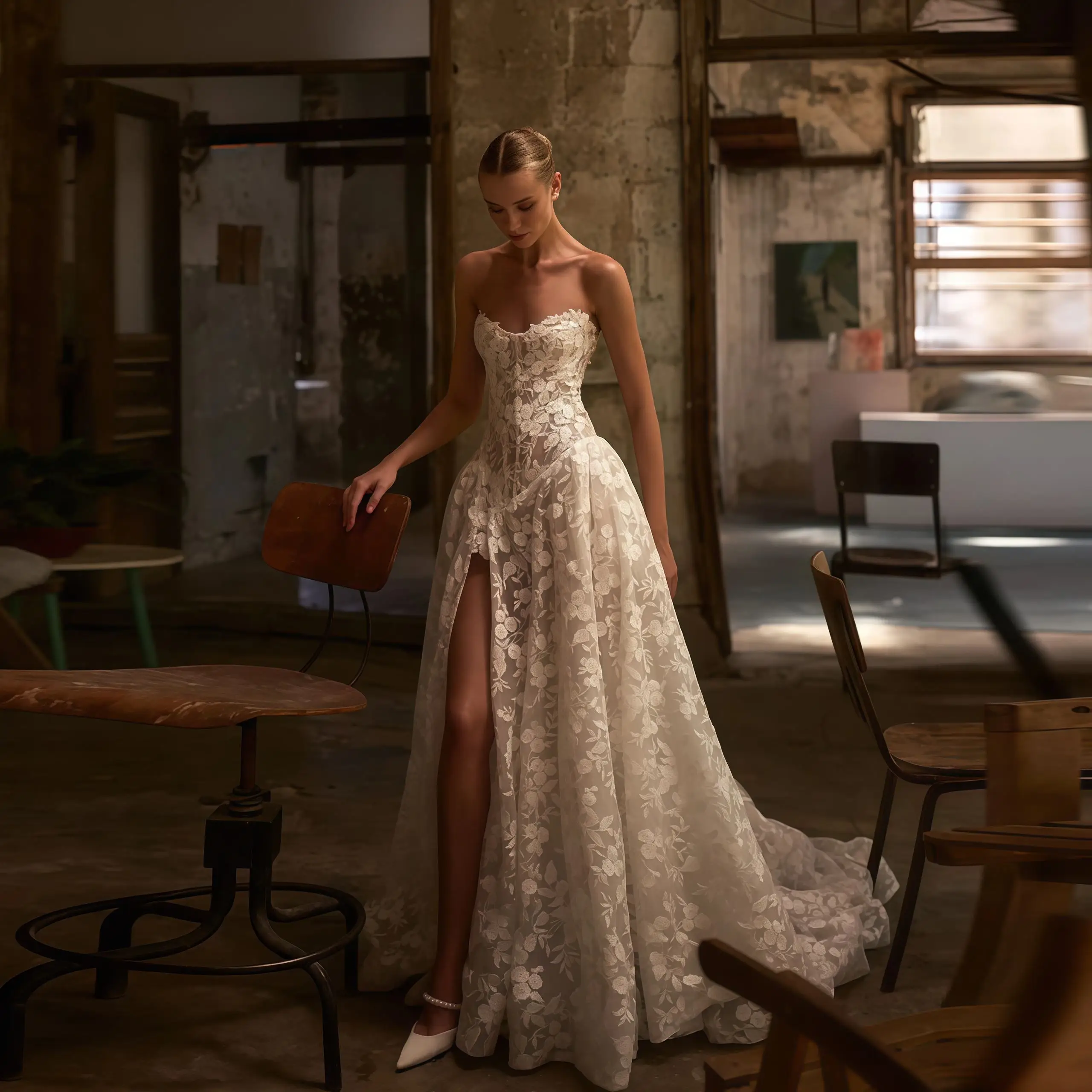 반짝이는 A라인 우아한 튤 웨딩드레스 스위트하트 넥 슬리브리스 레이스 3D 꽃 장식 웨딩드레스 맞춤 제작